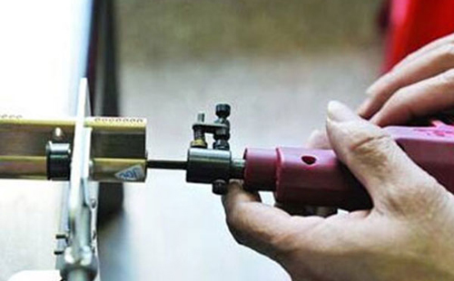 江山換鎖芯公司電話(汽車開鎖多少錢)